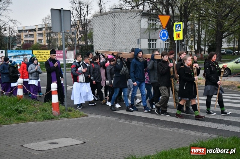 Zdjęcie w galerii na portalu naszraciborz.pl: Droga krzyżowa ulicami Raciborza wiadomości z regionu