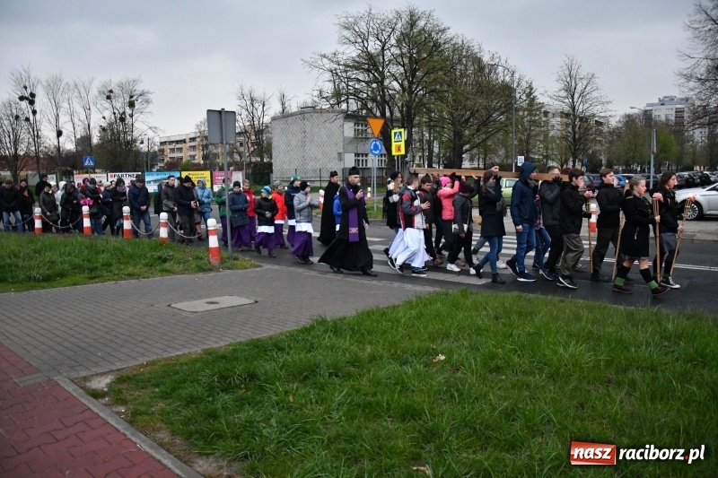 Zdjęcie w galerii na portalu naszraciborz.pl: Droga krzyżowa ulicami Raciborza wiadomości z regionu