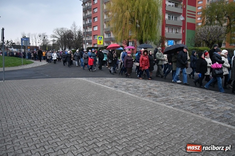 Zdjęcie w galerii na portalu naszraciborz.pl: Droga krzyżowa ulicami Raciborza wiadomości z regionu