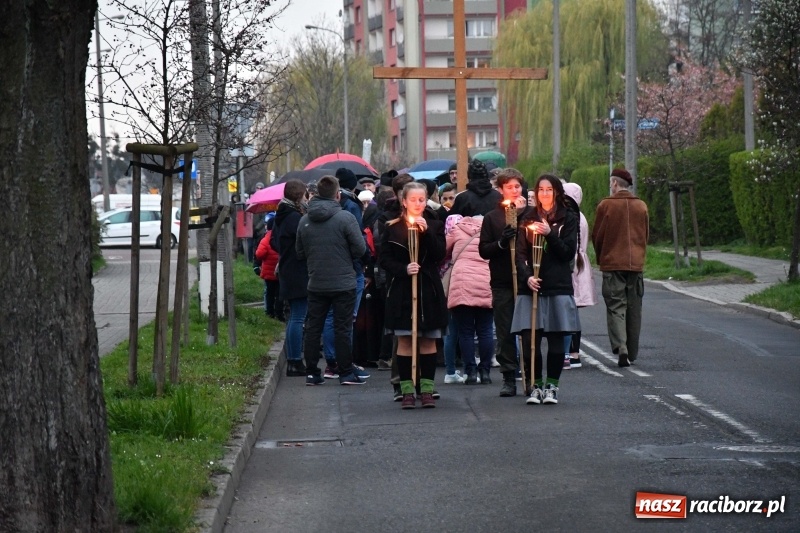 Zdjęcie w galerii na portalu naszraciborz.pl: Droga krzyżowa ulicami Raciborza wiadomości z regionu