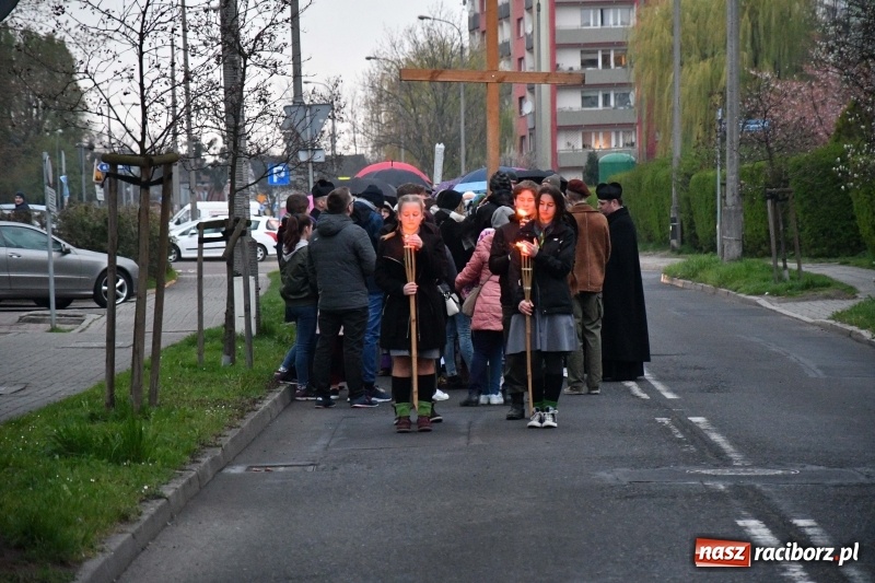 Zdjęcie w galerii na portalu naszraciborz.pl: Droga krzyżowa ulicami Raciborza wiadomości z regionu