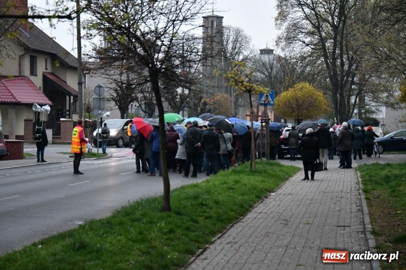 Zdjęcie w galerii na portalu naszraciborz.pl: Droga krzyżowa ulicami Raciborza wiadomości z regionu
