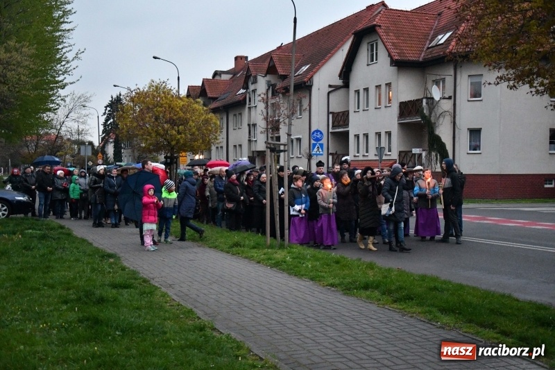 Zdjęcie w galerii na portalu naszraciborz.pl: Droga krzyżowa ulicami Raciborza wiadomości z regionu