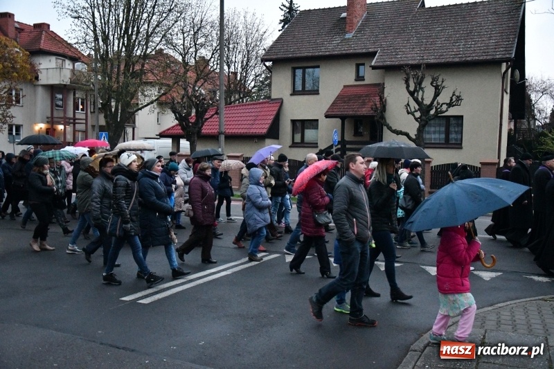 Zdjęcie w galerii na portalu naszraciborz.pl: Droga krzyżowa ulicami Raciborza wiadomości z regionu