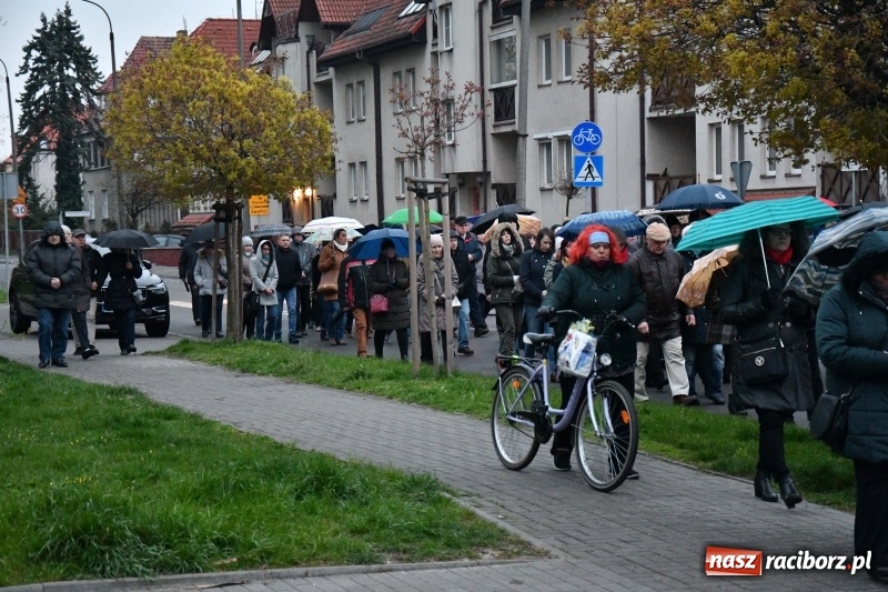 Zdjęcie w galerii na portalu naszraciborz.pl: Droga krzyżowa ulicami Raciborza wiadomości z regionu