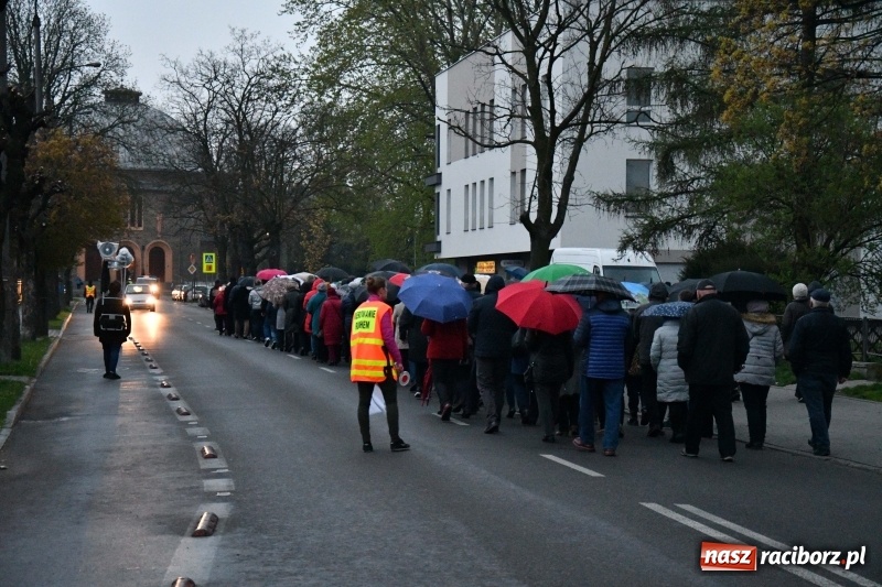 Zdjęcie w galerii na portalu naszraciborz.pl: Droga krzyżowa ulicami Raciborza wiadomości z regionu
