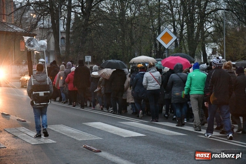 Zdjęcie w galerii na portalu naszraciborz.pl: Droga krzyżowa ulicami Raciborza wiadomości z regionu