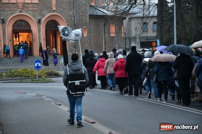 Zdjęcie w galerii na portalu naszraciborz.pl: Droga krzyżowa ulicami Raciborza wiadomości z regionu