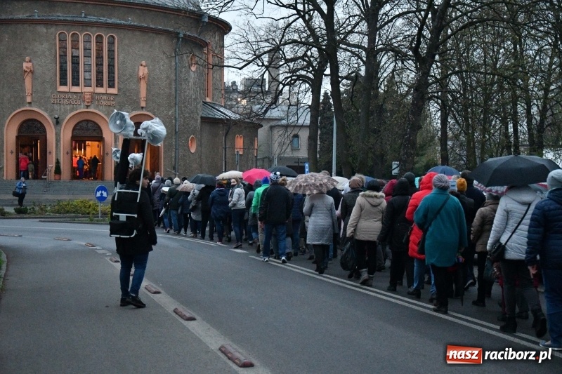 Zdjęcie w galerii na portalu naszraciborz.pl: Droga krzyżowa ulicami Raciborza wiadomości z regionu