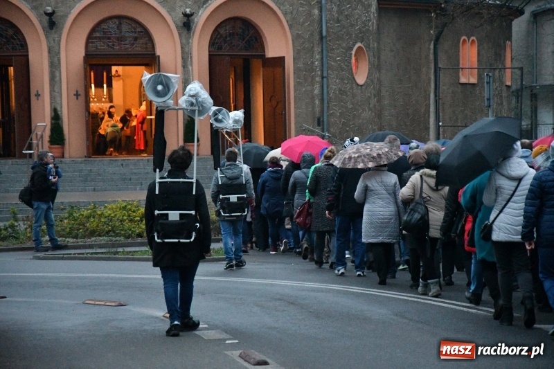 Zdjęcie w galerii na portalu naszraciborz.pl: Droga krzyżowa ulicami Raciborza wiadomości z regionu