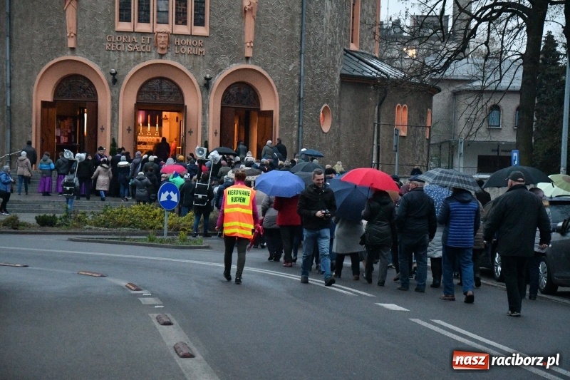 Zdjęcie w galerii na portalu naszraciborz.pl: Droga krzyżowa ulicami Raciborza wiadomości z regionu