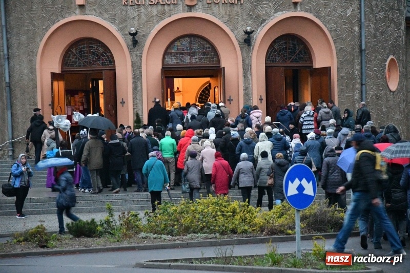 Zdjęcie w galerii na portalu naszraciborz.pl: Droga krzyżowa ulicami Raciborza wiadomości z regionu