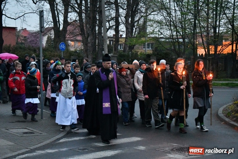 Zdjęcie w galerii na portalu naszraciborz.pl: Droga krzyżowa ulicami Raciborza wiadomości z regionu