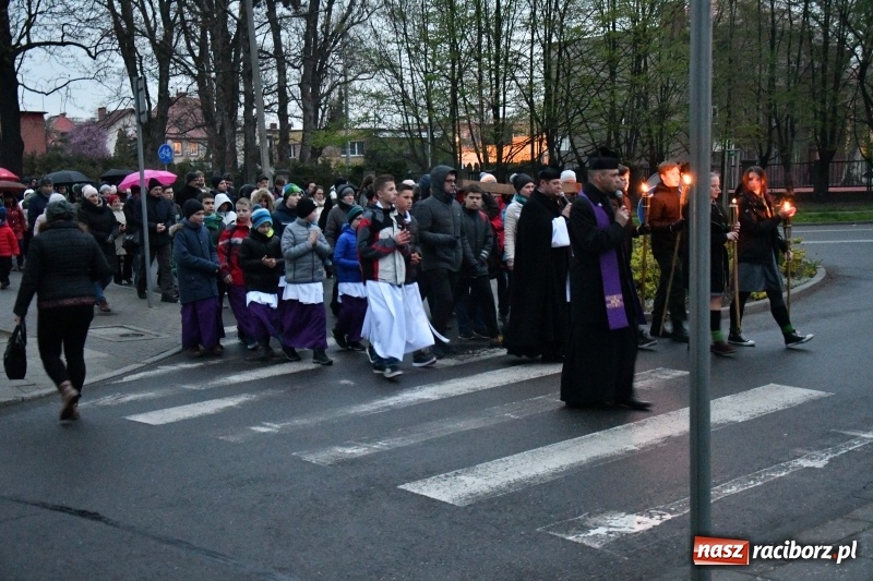 Zdjęcie w galerii na portalu naszraciborz.pl: Droga krzyżowa ulicami Raciborza wiadomości z regionu