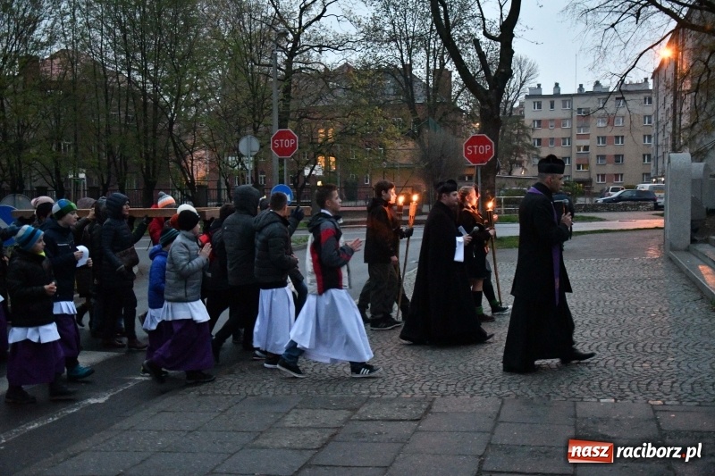Zdjęcie w galerii na portalu naszraciborz.pl: Droga krzyżowa ulicami Raciborza wiadomości z regionu