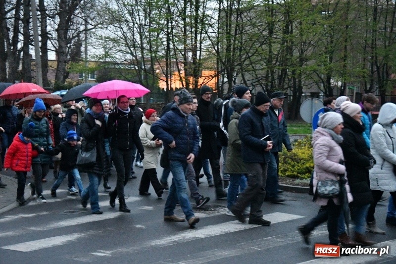 Zdjęcie w galerii na portalu naszraciborz.pl: Droga krzyżowa ulicami Raciborza wiadomości z regionu