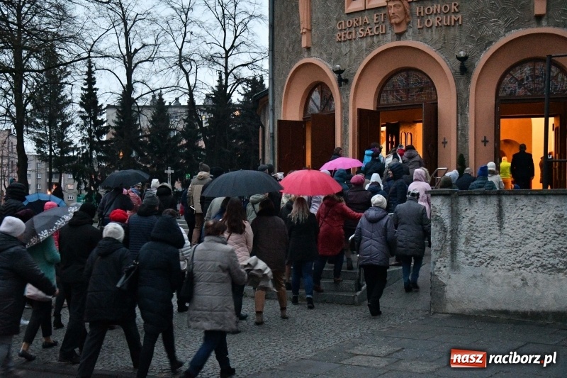 Zdjęcie w galerii na portalu naszraciborz.pl: Droga krzyżowa ulicami Raciborza wiadomości z regionu