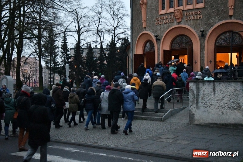 Zdjęcie w galerii na portalu naszraciborz.pl: Droga krzyżowa ulicami Raciborza wiadomości z regionu