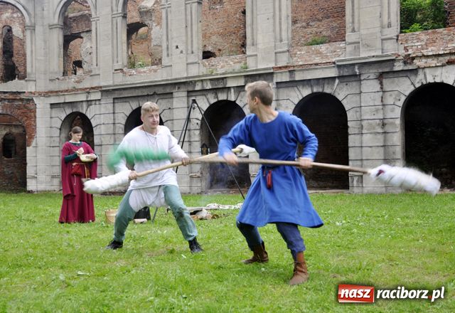 Zdjęcie w galerii na portalu naszraciborz.pl: Noc Świętojańska pod zamkiem wiadomości z regionu