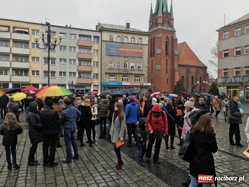 Zdjęcie w galerii na portalu naszraciborz.pl: Akcja WYKRZYKNIK! Nauczycielski PROTEST na raciborskim rynku [FOTO, WIDEO i SONDA] wiadomości z regionu