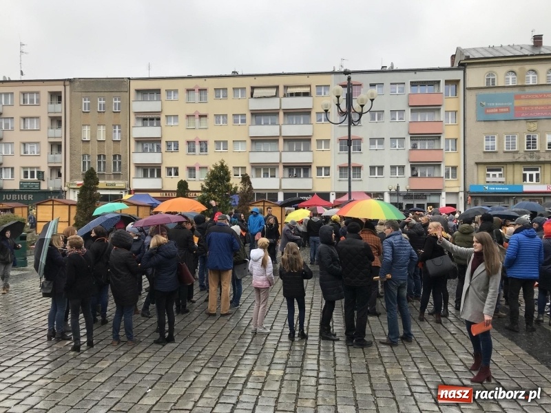Zdjęcie w galerii na portalu naszraciborz.pl: Akcja WYKRZYKNIK! Nauczycielski PROTEST na raciborskim rynku [FOTO, WIDEO i SONDA] wiadomości z regionu
