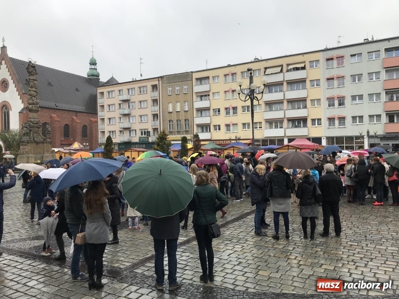 Zdjęcie w galerii na portalu naszraciborz.pl: Akcja WYKRZYKNIK! Nauczycielski PROTEST na raciborskim rynku [FOTO, WIDEO i SONDA] wiadomości z regionu