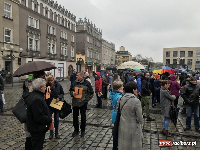 Zdjęcie w galerii na portalu naszraciborz.pl: Akcja WYKRZYKNIK! Nauczycielski PROTEST na raciborskim rynku [FOTO, WIDEO i SONDA] wiadomości z regionu