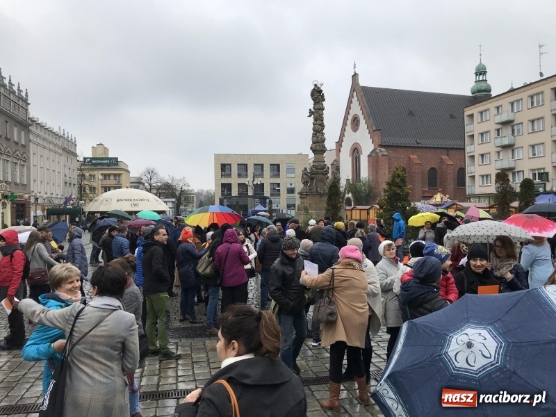 Zdjęcie w galerii na portalu naszraciborz.pl: Akcja WYKRZYKNIK! Nauczycielski PROTEST na raciborskim rynku [FOTO, WIDEO i SONDA] wiadomości z regionu
