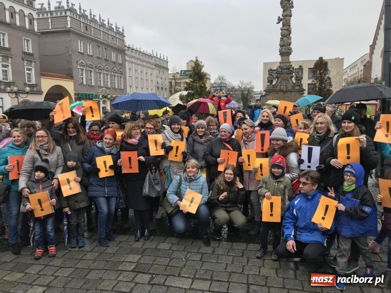 Zdjęcie w galerii na portalu naszraciborz.pl: Akcja WYKRZYKNIK! Nauczycielski PROTEST na raciborskim rynku [FOTO, WIDEO i SONDA] wiadomości z regionu