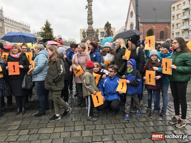 Zdjęcie w galerii na portalu naszraciborz.pl: Akcja WYKRZYKNIK! Nauczycielski PROTEST na raciborskim rynku [FOTO, WIDEO i SONDA] wiadomości z regionu