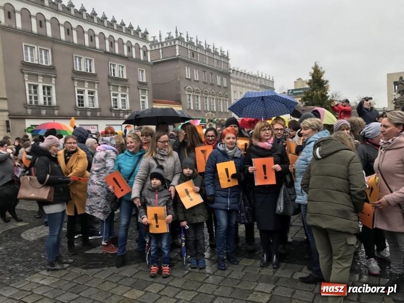 Zdjęcie w galerii na portalu naszraciborz.pl: Akcja WYKRZYKNIK! Nauczycielski PROTEST na raciborskim rynku [FOTO, WIDEO i SONDA] wiadomości z regionu