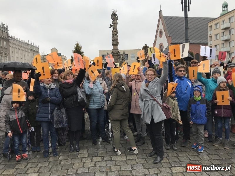 Zdjęcie w galerii na portalu naszraciborz.pl: Akcja WYKRZYKNIK! Nauczycielski PROTEST na raciborskim rynku [FOTO, WIDEO i SONDA] wiadomości z regionu