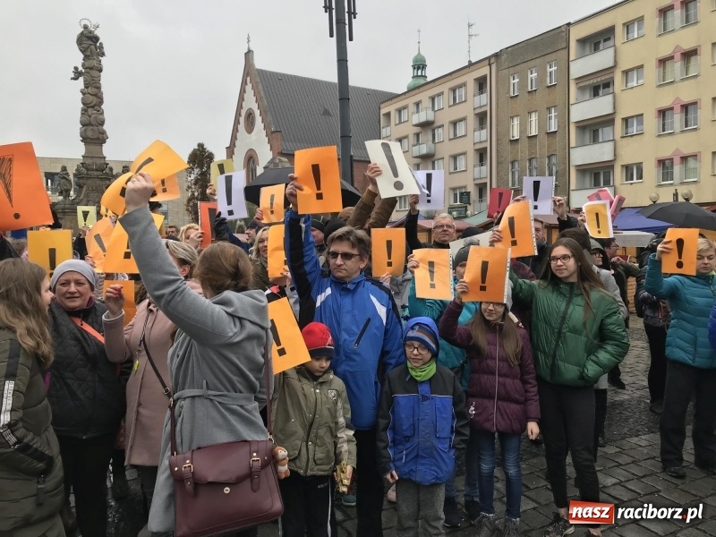 Zdjęcie w galerii na portalu naszraciborz.pl: Akcja WYKRZYKNIK! Nauczycielski PROTEST na raciborskim rynku [FOTO, WIDEO i SONDA] wiadomości z regionu