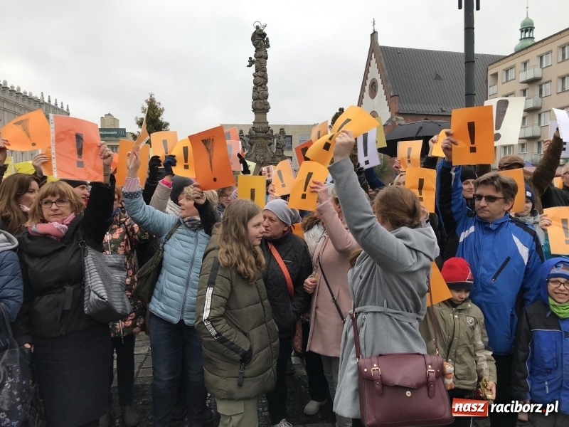 Zdjęcie w galerii na portalu naszraciborz.pl: Akcja WYKRZYKNIK! Nauczycielski PROTEST na raciborskim rynku [FOTO, WIDEO i SONDA] wiadomości z regionu