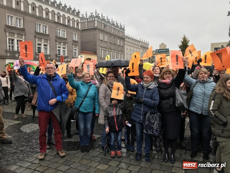 Zdjęcie w galerii na portalu naszraciborz.pl: Akcja WYKRZYKNIK! Nauczycielski PROTEST na raciborskim rynku [FOTO, WIDEO i SONDA] wiadomości z regionu