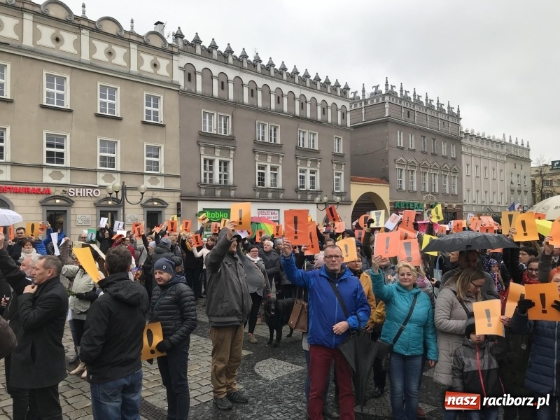 Zdjęcie w galerii na portalu naszraciborz.pl: Akcja WYKRZYKNIK! Nauczycielski PROTEST na raciborskim rynku [FOTO, WIDEO i SONDA] wiadomości z regionu