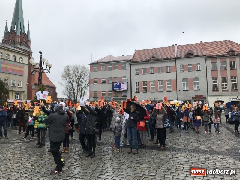 Zdjęcie w galerii na portalu naszraciborz.pl: Akcja WYKRZYKNIK! Nauczycielski PROTEST na raciborskim rynku [FOTO, WIDEO i SONDA] wiadomości z regionu