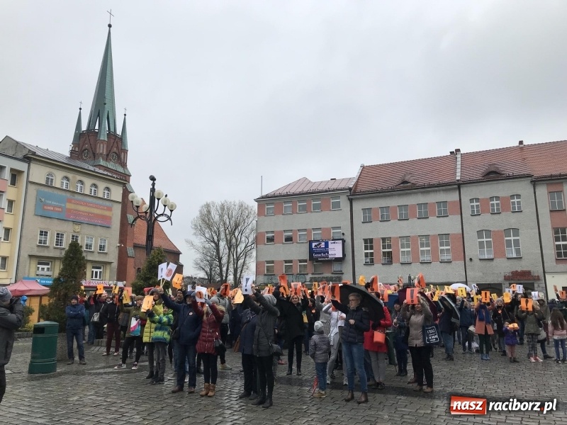 Zdjęcie w galerii na portalu naszraciborz.pl: Akcja WYKRZYKNIK! Nauczycielski PROTEST na raciborskim rynku [FOTO, WIDEO i SONDA] wiadomości z regionu