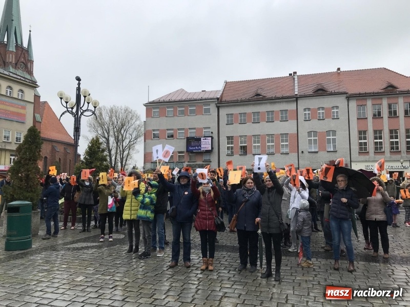 Zdjęcie w galerii na portalu naszraciborz.pl: Akcja WYKRZYKNIK! Nauczycielski PROTEST na raciborskim rynku [FOTO, WIDEO i SONDA] wiadomości z regionu