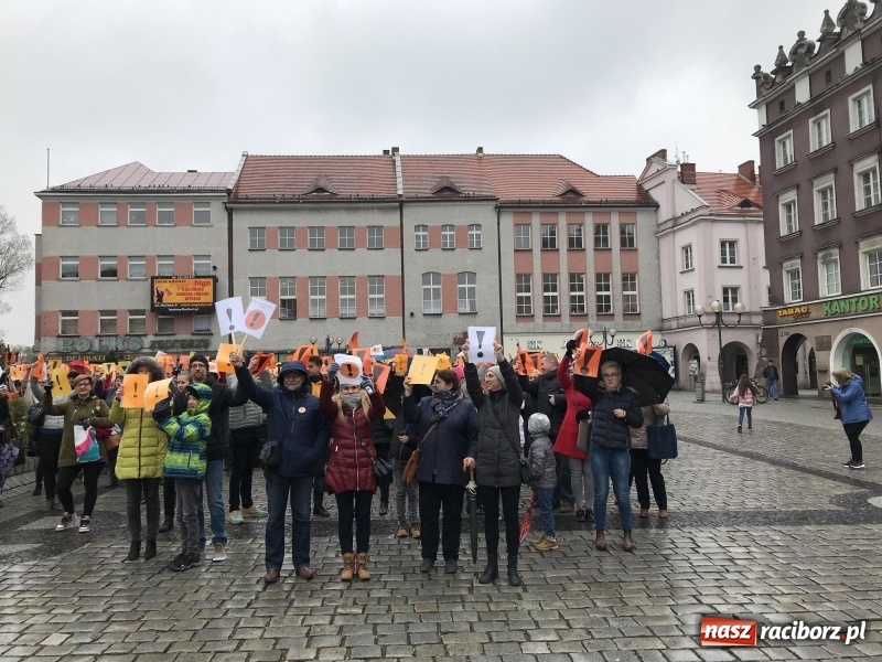 Zdjęcie w galerii na portalu naszraciborz.pl: Akcja WYKRZYKNIK! Nauczycielski PROTEST na raciborskim rynku [FOTO, WIDEO i SONDA] wiadomości z regionu