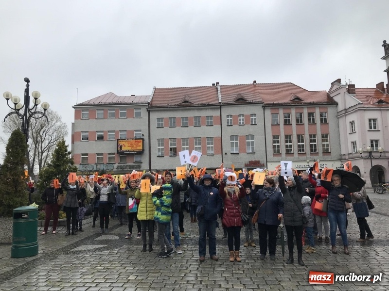 Zdjęcie w galerii na portalu naszraciborz.pl: Akcja WYKRZYKNIK! Nauczycielski PROTEST na raciborskim rynku [FOTO, WIDEO i SONDA] wiadomości z regionu