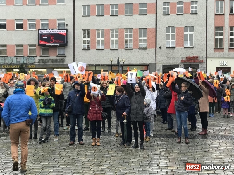 Zdjęcie w galerii na portalu naszraciborz.pl: Akcja WYKRZYKNIK! Nauczycielski PROTEST na raciborskim rynku [FOTO, WIDEO i SONDA] wiadomości z regionu