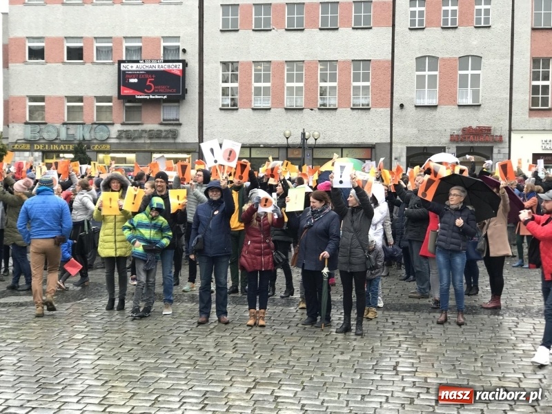 Zdjęcie w galerii na portalu naszraciborz.pl: Akcja WYKRZYKNIK! Nauczycielski PROTEST na raciborskim rynku [FOTO, WIDEO i SONDA] wiadomości z regionu