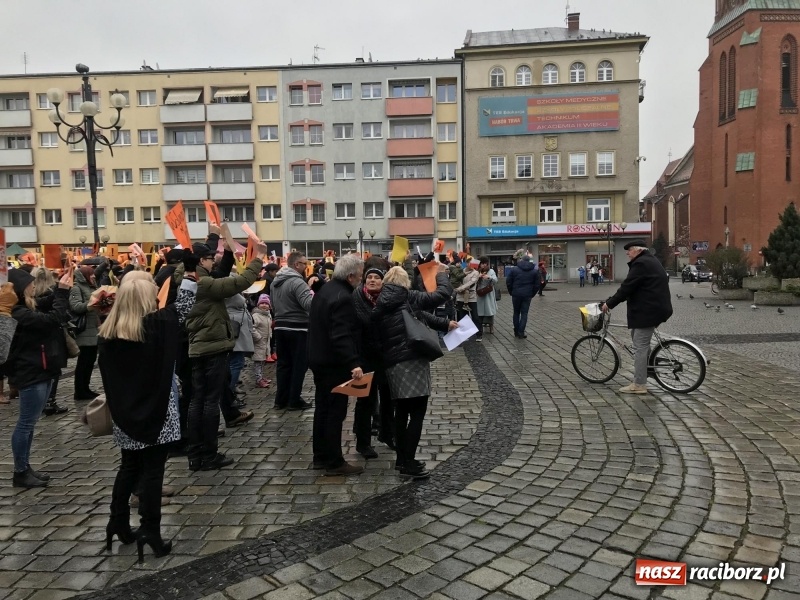 Zdjęcie w galerii na portalu naszraciborz.pl: Akcja WYKRZYKNIK! Nauczycielski PROTEST na raciborskim rynku [FOTO, WIDEO i SONDA] wiadomości z regionu