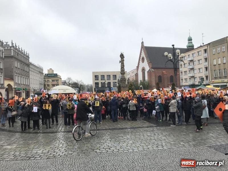 Zdjęcie w galerii na portalu naszraciborz.pl: Akcja WYKRZYKNIK! Nauczycielski PROTEST na raciborskim rynku [FOTO, WIDEO i SONDA] wiadomości z regionu