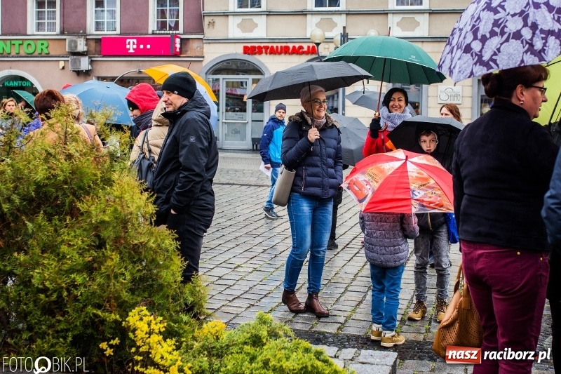 Zdjęcie w galerii na portalu naszraciborz.pl: Akcja WYKRZYKNIK! Nauczycielski PROTEST na raciborskim rynku [FOTO, WIDEO i SONDA] wiadomości z regionu
