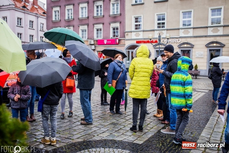 Zdjęcie w galerii na portalu naszraciborz.pl: Akcja WYKRZYKNIK! Nauczycielski PROTEST na raciborskim rynku [FOTO, WIDEO i SONDA] wiadomości z regionu
