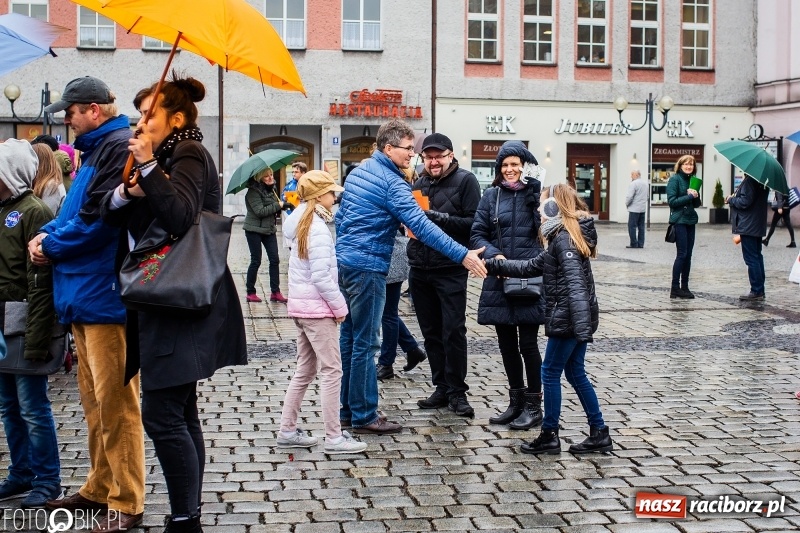 Zdjęcie w galerii na portalu naszraciborz.pl: Akcja WYKRZYKNIK! Nauczycielski PROTEST na raciborskim rynku [FOTO, WIDEO i SONDA] wiadomości z regionu