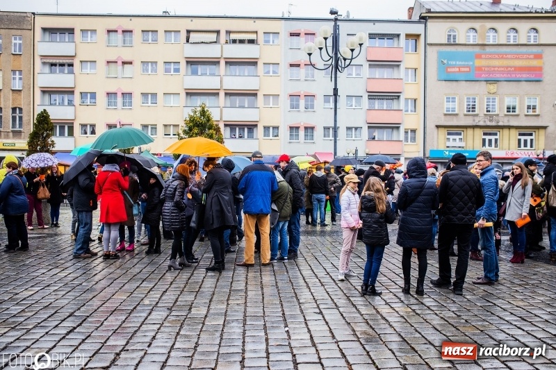 Zdjęcie w galerii na portalu naszraciborz.pl: Akcja WYKRZYKNIK! Nauczycielski PROTEST na raciborskim rynku [FOTO, WIDEO i SONDA] wiadomości z regionu