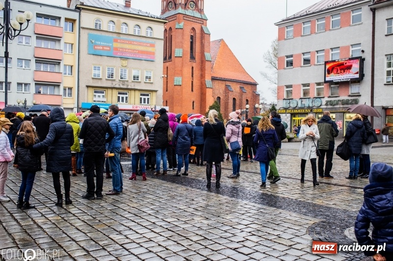 Zdjęcie w galerii na portalu naszraciborz.pl: Akcja WYKRZYKNIK! Nauczycielski PROTEST na raciborskim rynku [FOTO, WIDEO i SONDA] wiadomości z regionu